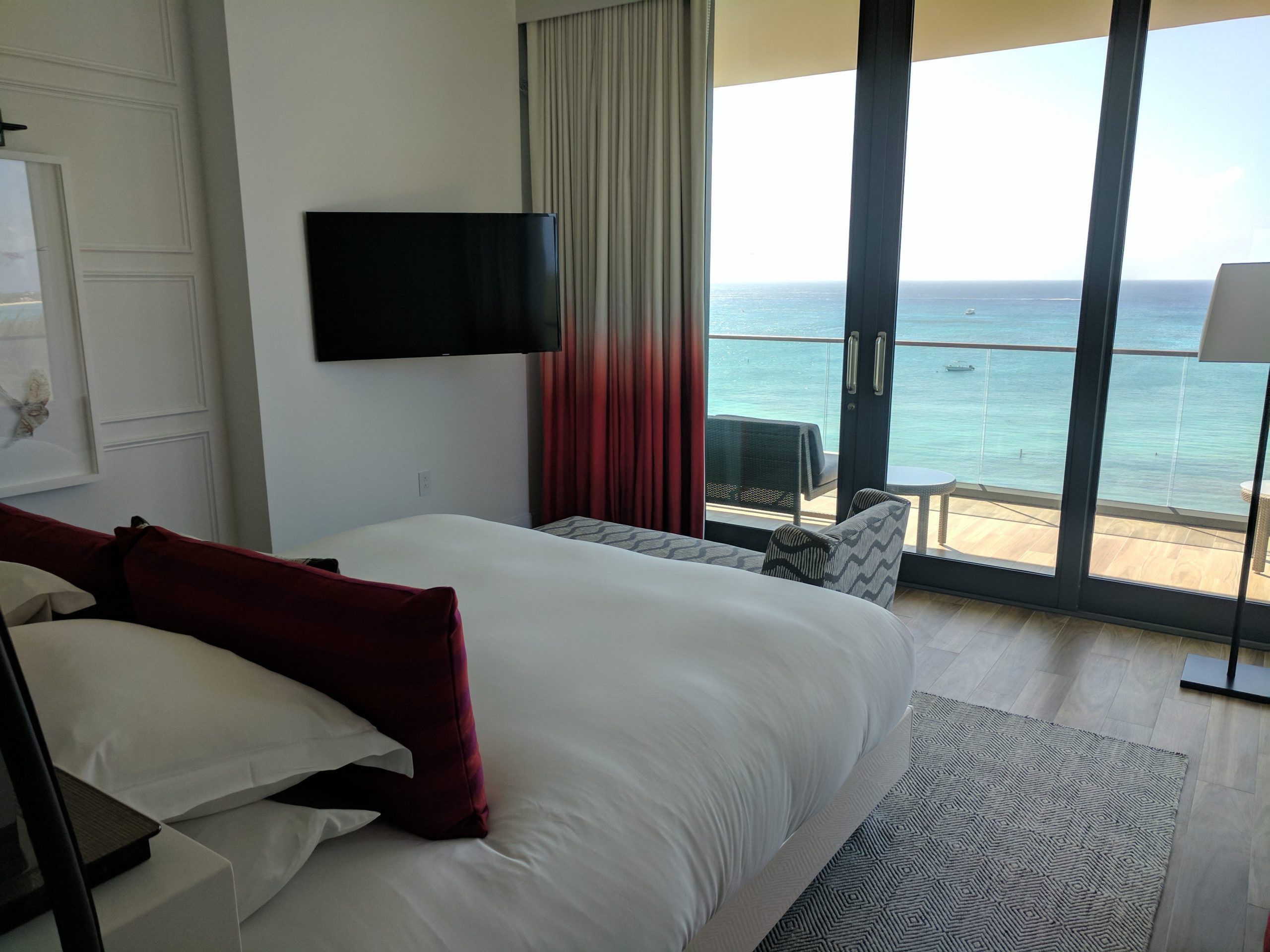Grand_Caymen_Bed_Overlooking_Water