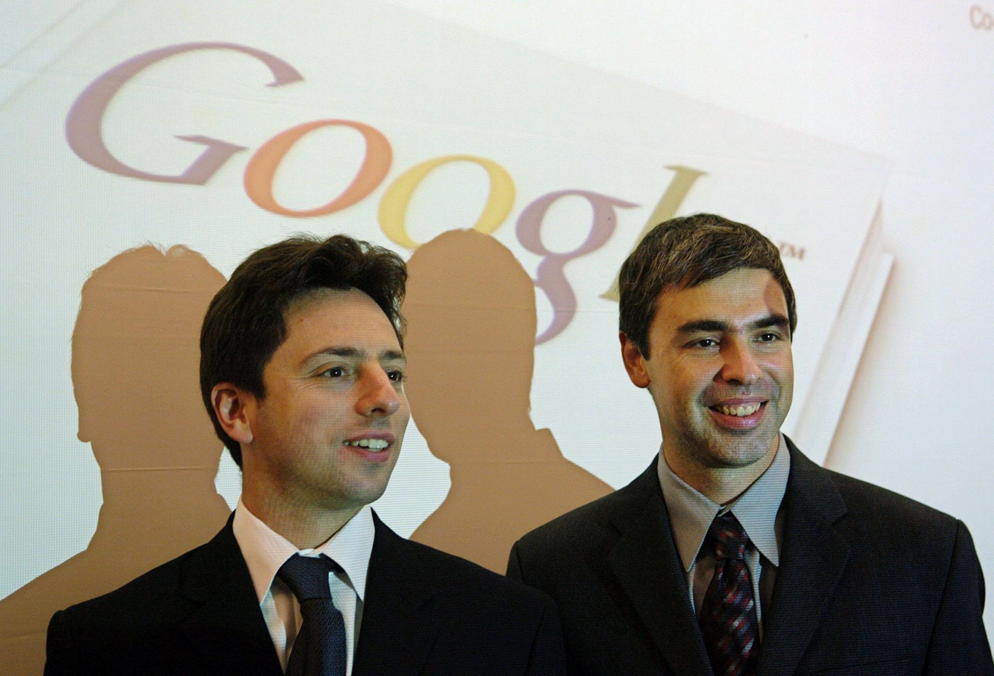 Google-oprichters Larry Page en Sergey Brin in hun jonge jaren in 2004.