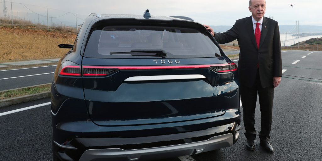 De Turkse president Erdogan met een prototype van TOGG.