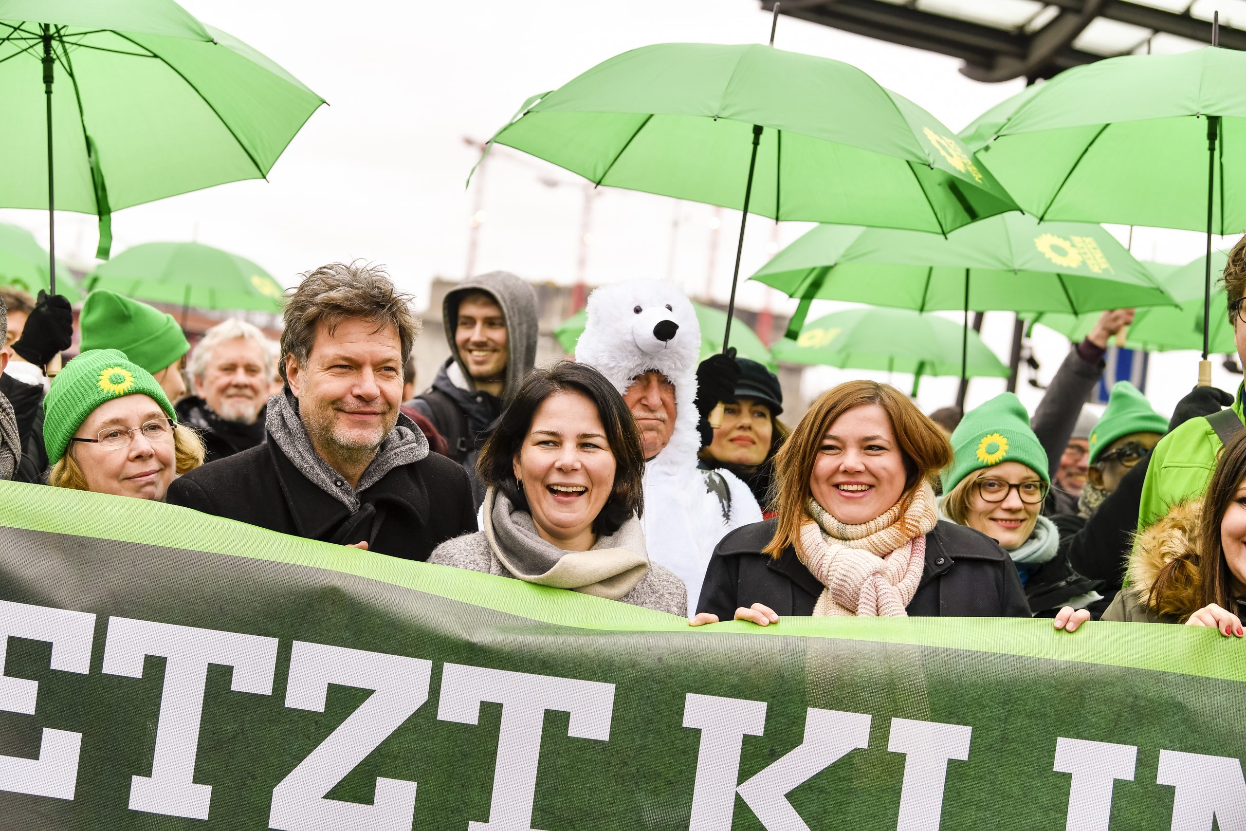  Annalena Baerbock (midden) bij een demonstratie tegen klimaatverandering in Hamburg in februari 2020. Foto: EPA/Martin Ziemer