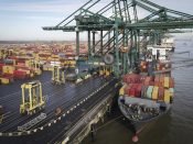 Een containerschip wordt gelost in de haven van Antwerpen.