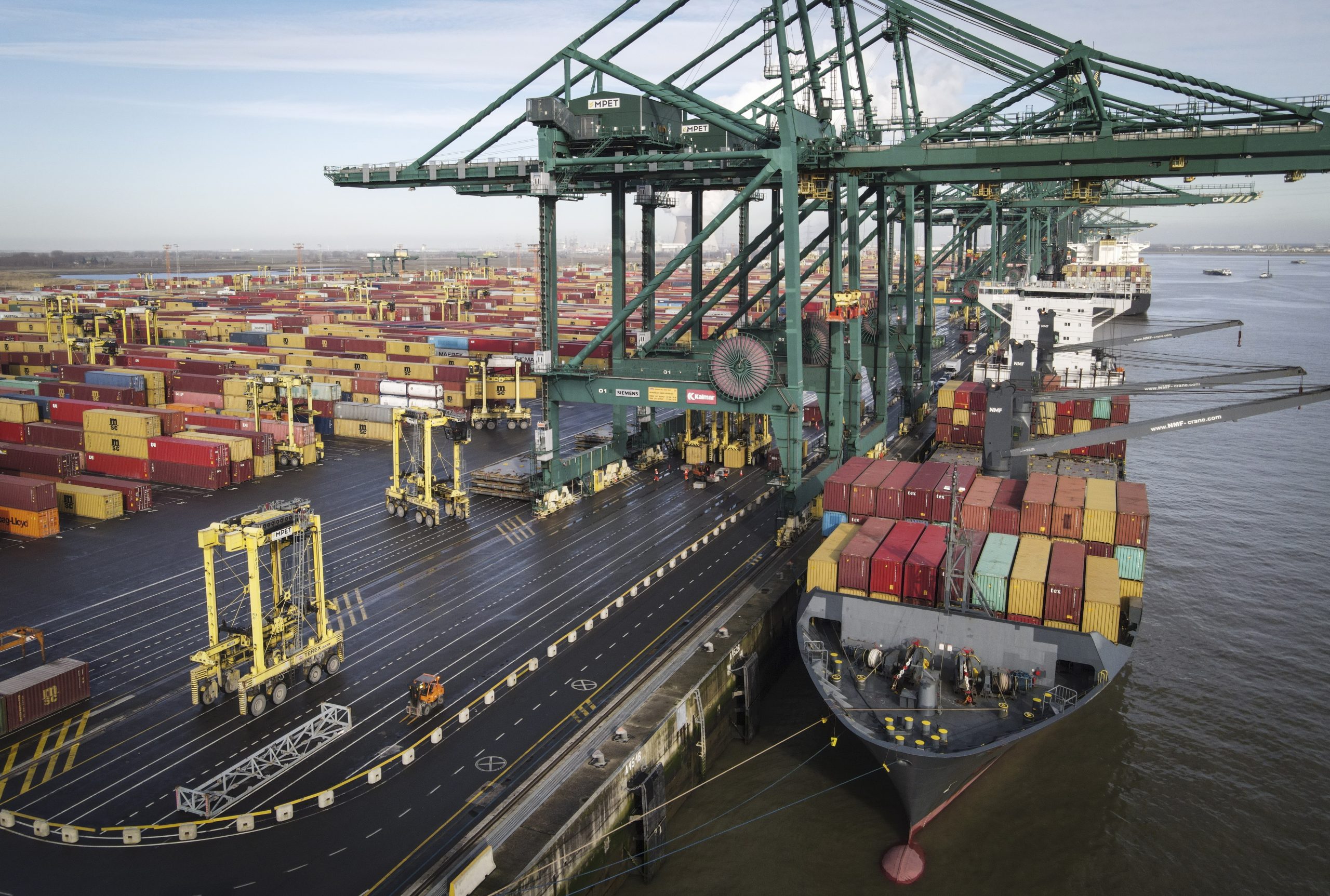 Een containerschip wordt gelost in de haven van Antwerpen.