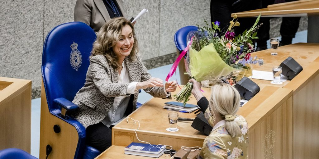 Sigrid Kaag (D66) geeft bloemen aan Vera Bergkamp (D66).