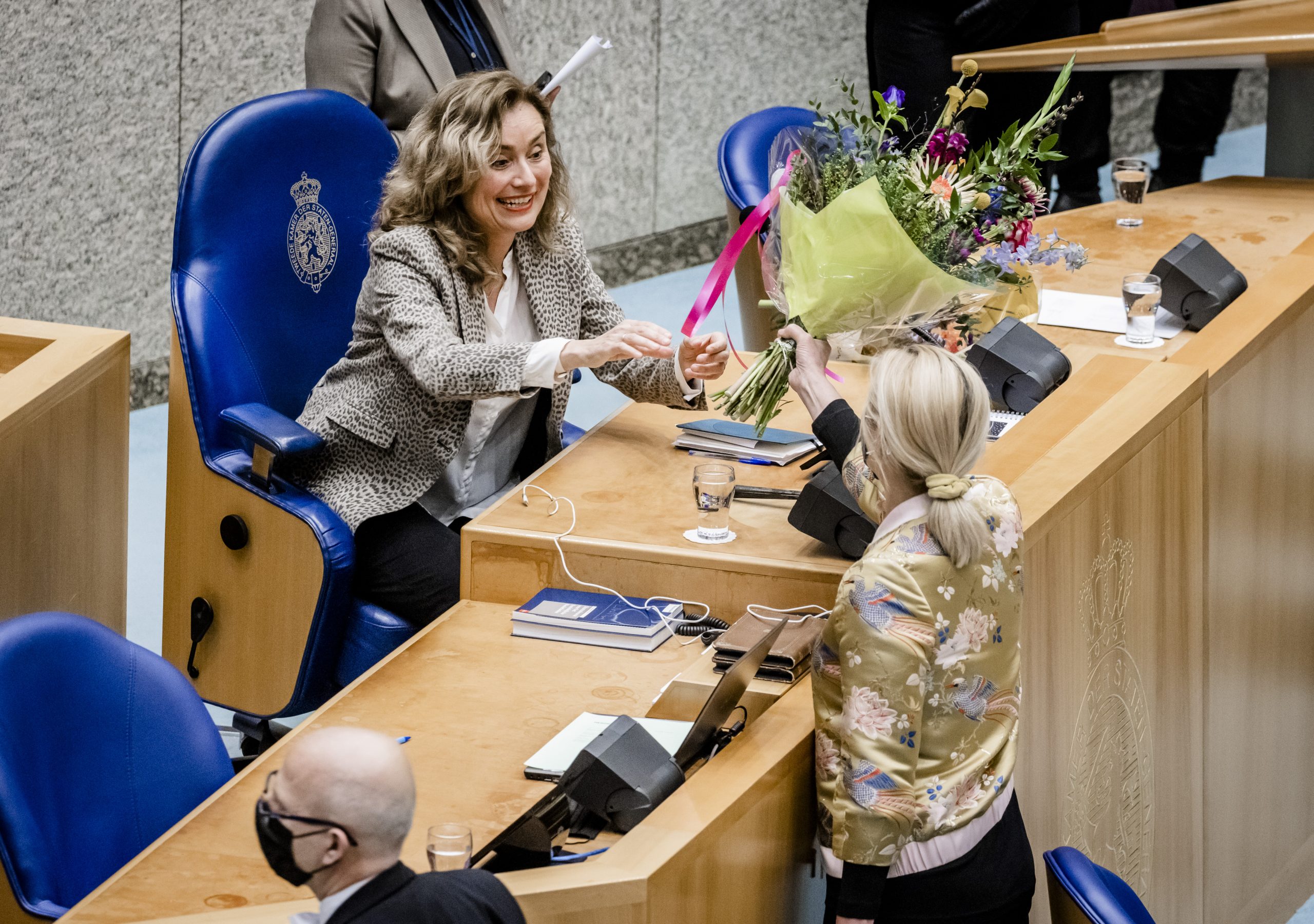 Sigrid Kaag (D66) geeft bloemen aan Vera Bergkamp (D66).