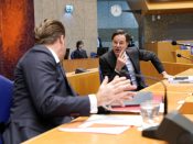 Demissionair premier Mark Rutte en demissionair minister Hugo de Jonge (Volksgezondheid, Welzijn en Sport) in de Tweede Kamer tijdens een debat over de ontwikkelingen rondom het coronavirus.
