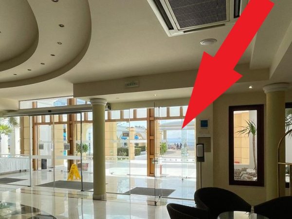 Een handjevol journalisten staat aan het hek bij het hotel. Foto: Kelly Vos Een handjevol journalisten staat aan het hek bij het hotel. Foto: Kelly Vos