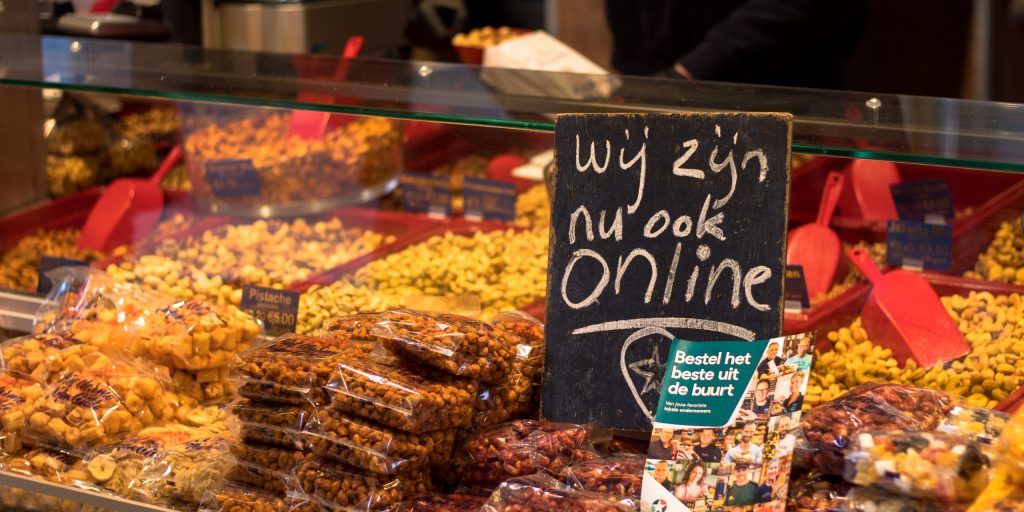 Het Notengilde in Amsterdam is aangesloten bij lokale bezorgapp Local Heroes.