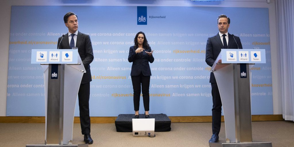 Demissionair premier Mark Rutte en demissionair minister Hugo de Jonge (Volksgezondheid, Welzijn en Sport) kondigen dinsdagavond in Den Haag versoepelingen aan van de coronamaatregelen.