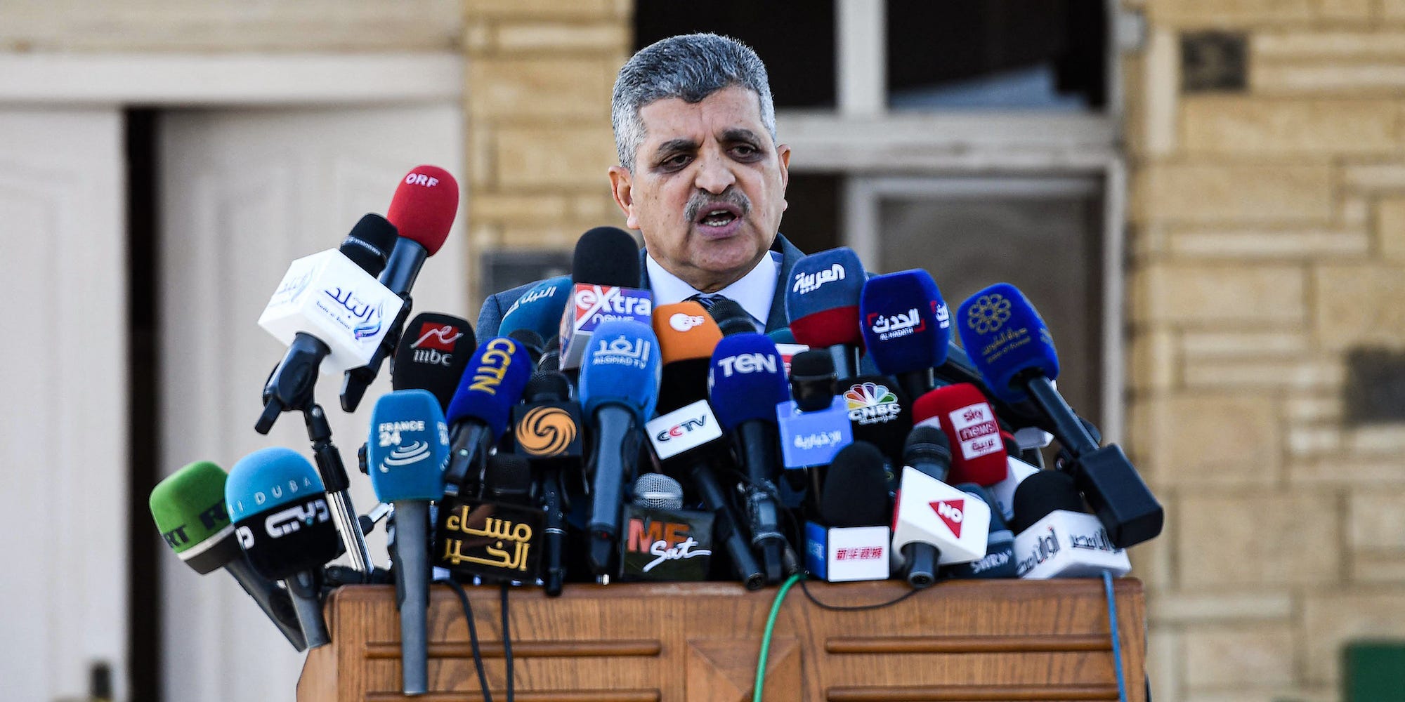 Topman Osama Rabie van de Egyptische kanaalbeheerder SCA, tijdens een persconferentie op 27 maart. Foto: Ahmed Hasan/AFP via Getty Images