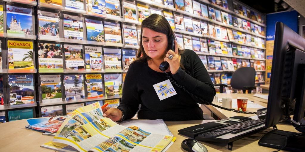 Een medewerker van D-reizen in een filiaal in Hoofddorp.