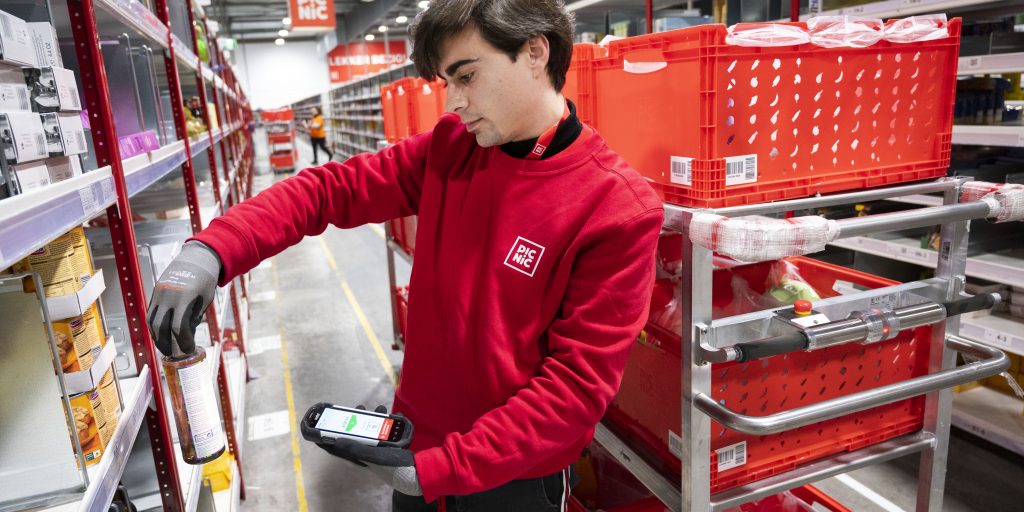 Medewerkers in een distributiecentrum van onlinesupermarkt Picnic.