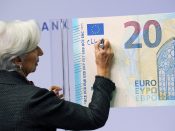 ECB-president Christine Lagarde tekent een nieuw 20 eurobiljet.