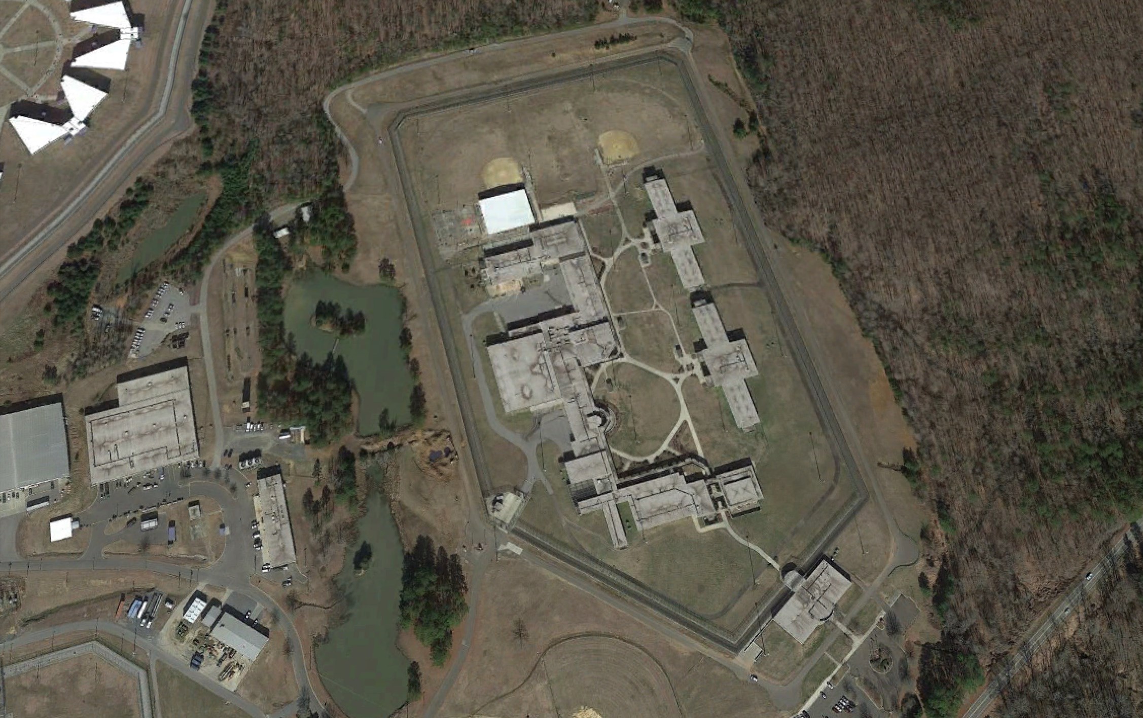 De Butner-gevangenis in North Carolina. Foto: Google Earth