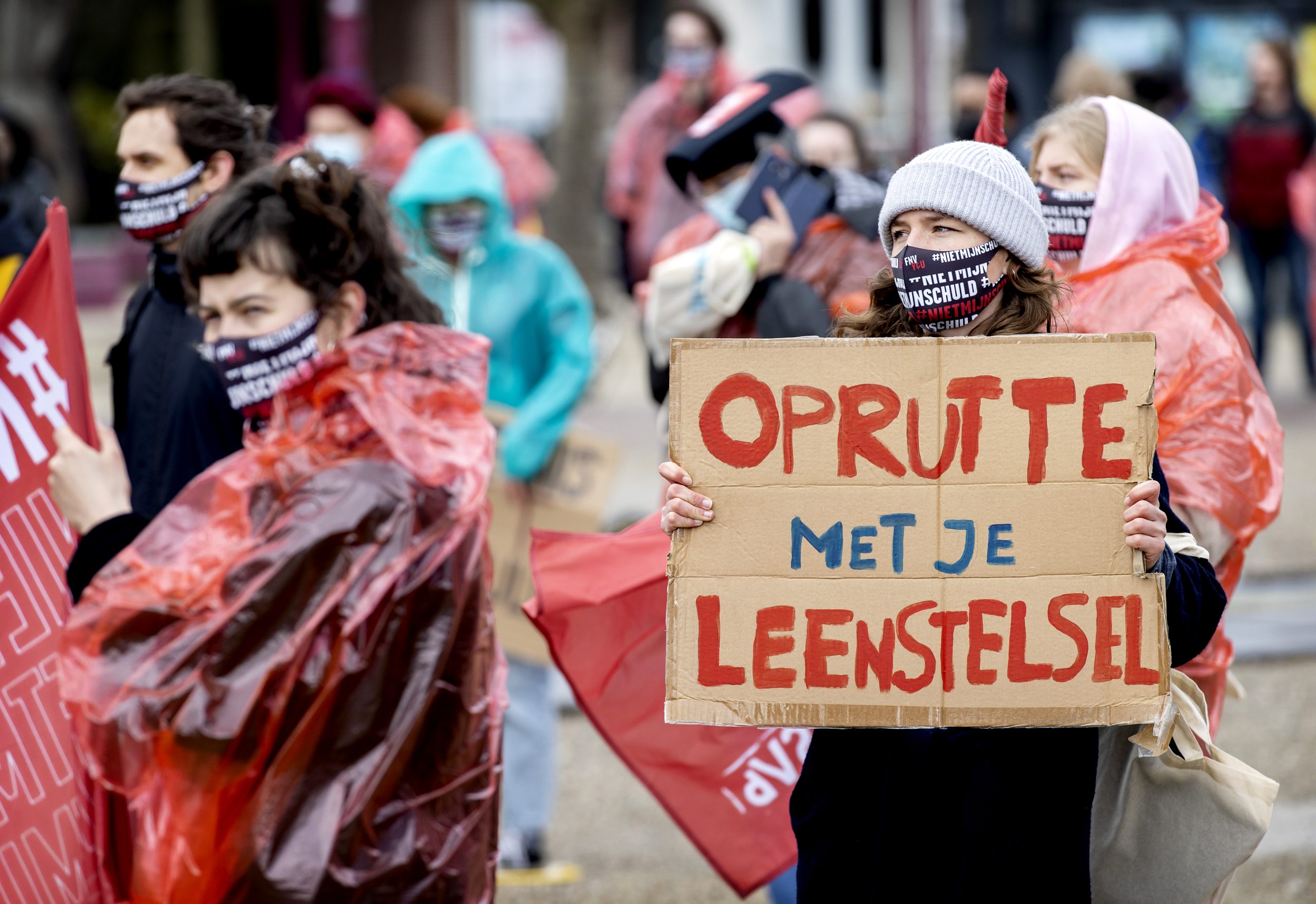 Studenten protesteren tegen het leenstelsel op het Museumplein in Amsterdam.