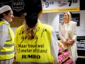 Koningin Maxima spreekt met medewerkers tijdens een bezoek aan een Jumbo supermarkt in Nijmegen.