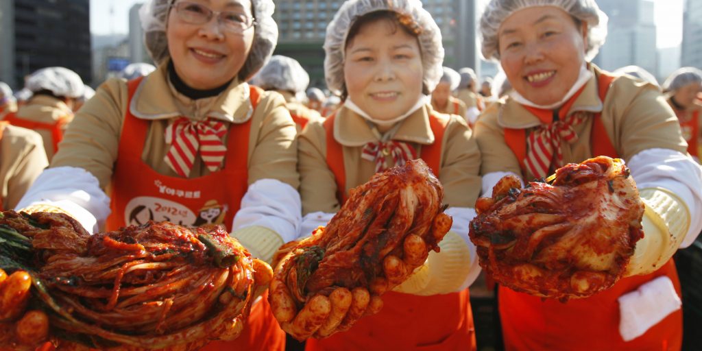 Kimchi is een traditioneel Koreaans gerecht dat bestaat uit gefermenteerde kool en groenten.