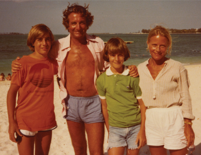 Bernie Madoff met zijn vrouw en twee zoons - Foto: Yahoo