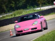 Een roze Porsche.