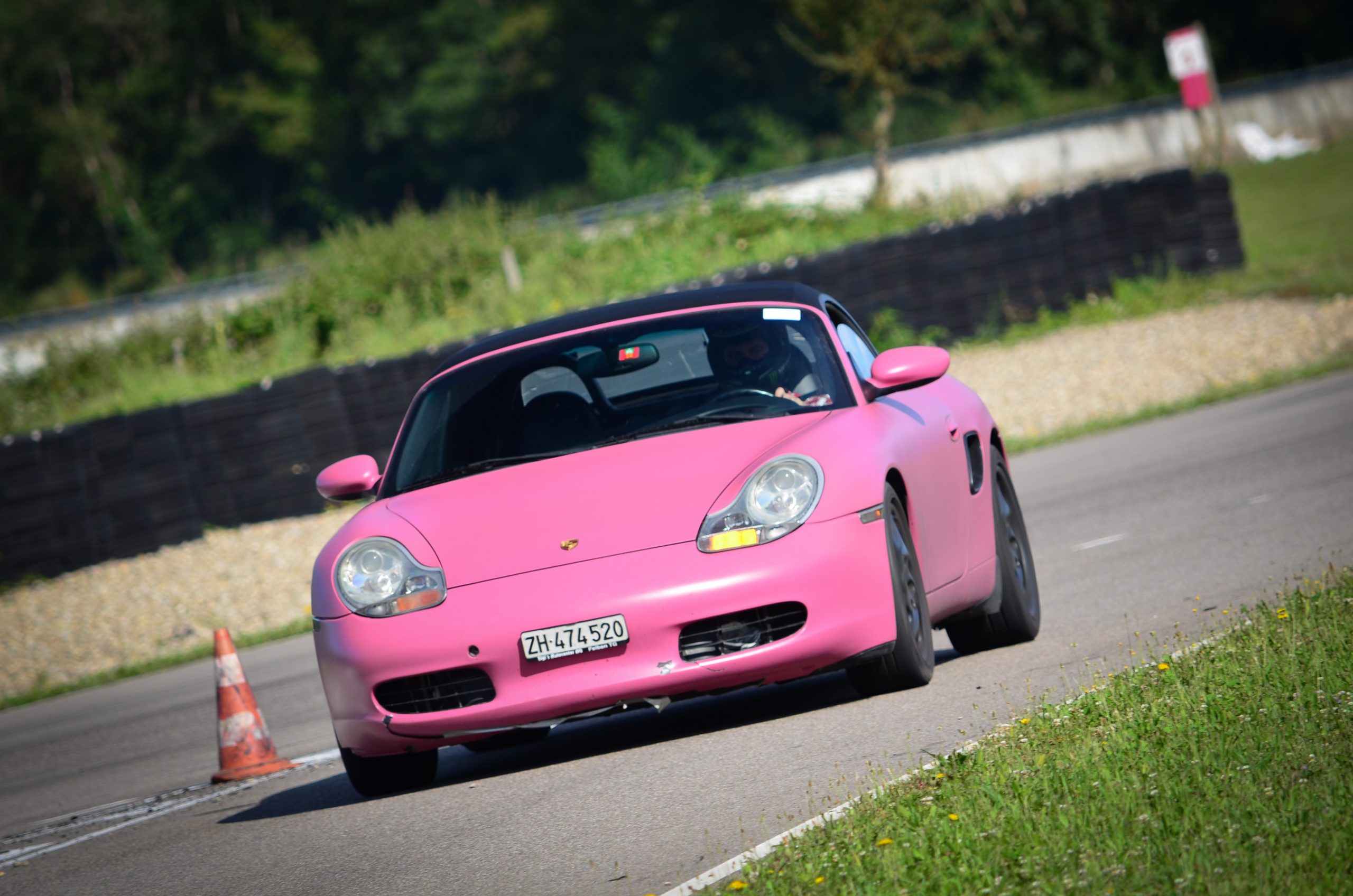 Een roze Porsche.