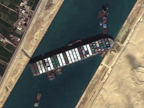 Het containerschip Ever Given ligt vast in het Suezkanaal in Egypte op 27 maart 2021. Foto: Kristin Carringer/Maxar Het containerschip Ever Given ligt vast in het Suezkanaal in Egypte op 27 maart 2021. Foto: Kristin Carringer/Maxar