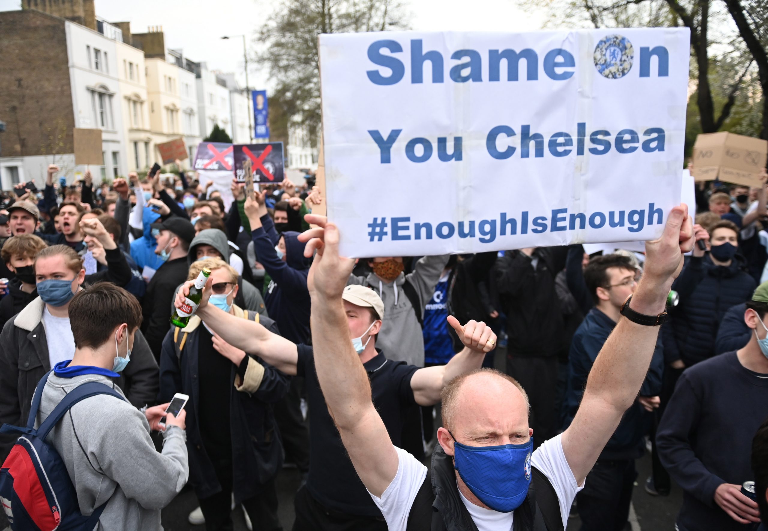 Chelsea-fans demonstreren tegen de deelname van hun club aan de Super League.