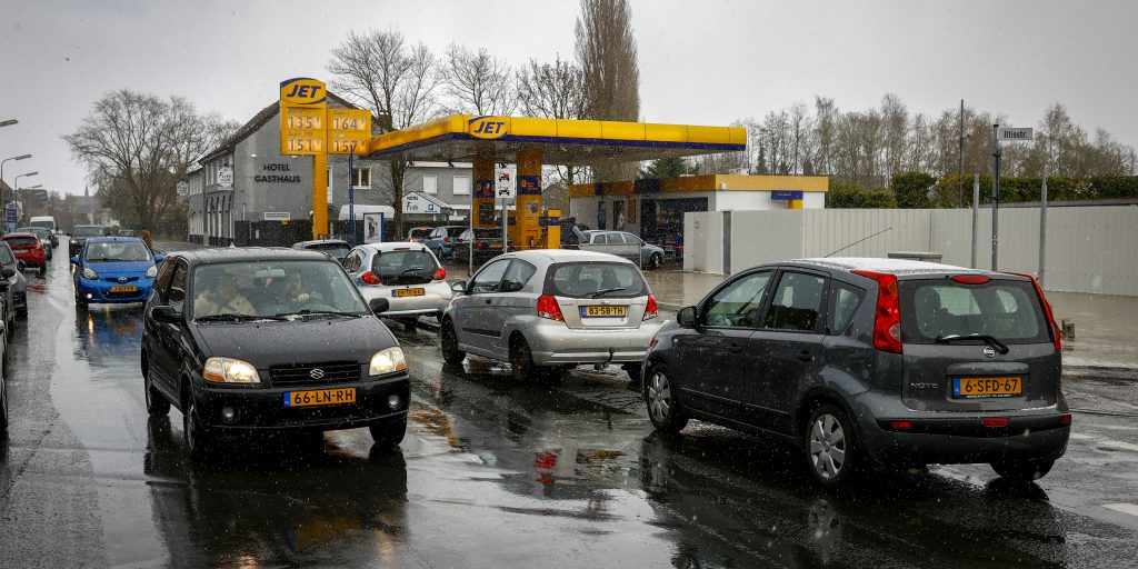 Nederlandse automobilisten staan in een rij te wachten bij een pompstation in Gronau, net over de grens bij Enschede.