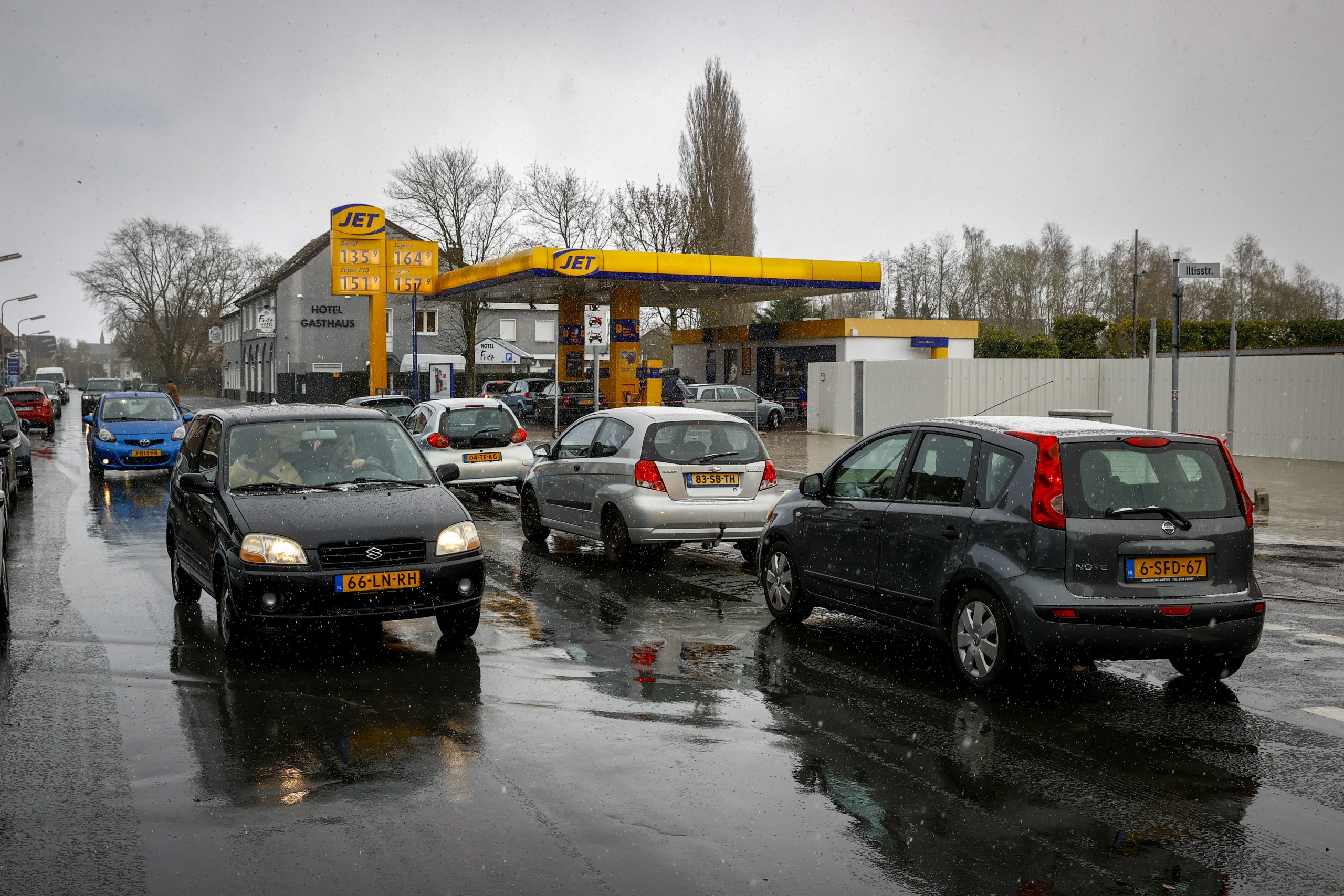 Nederlandse automobilisten staan in een rij te wachten bij een pompstation in Gronau, net over de grens bij Enschede.