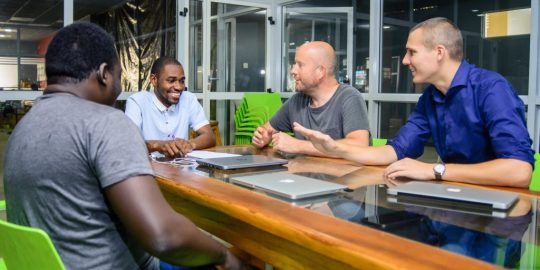 Ernesto Spruyt (CEO van Tunga, tweede van rechts), Reinier van Scherpenzeel (Head Operations in Oeganda, rechts) en twee Afrikaanse collega's.