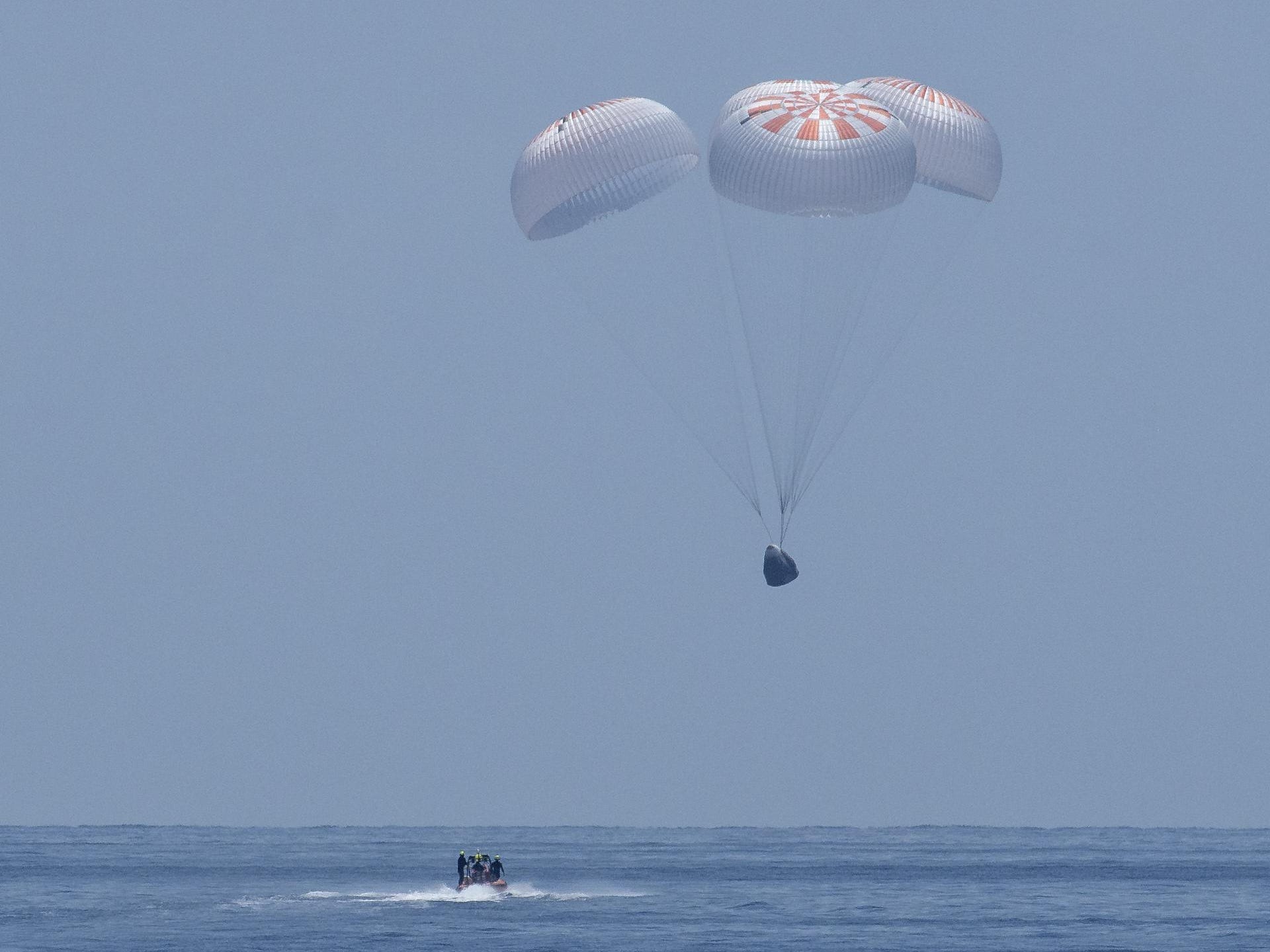 demo2 splashdown parachutes crew dragon landing spacex