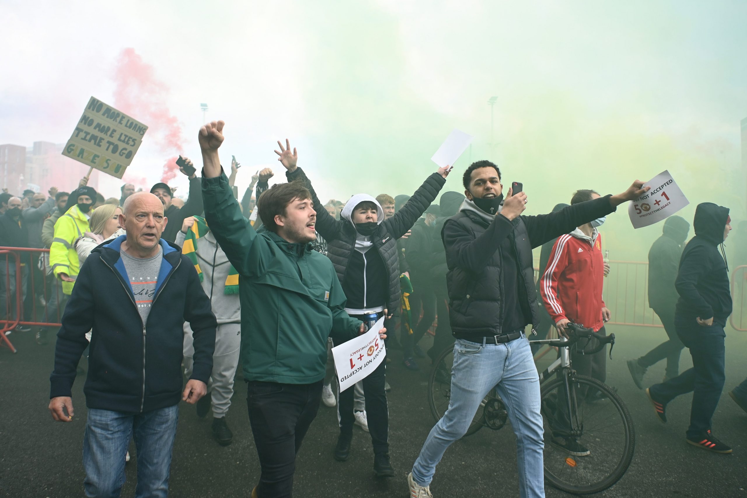 manchester united fans storm old trafford