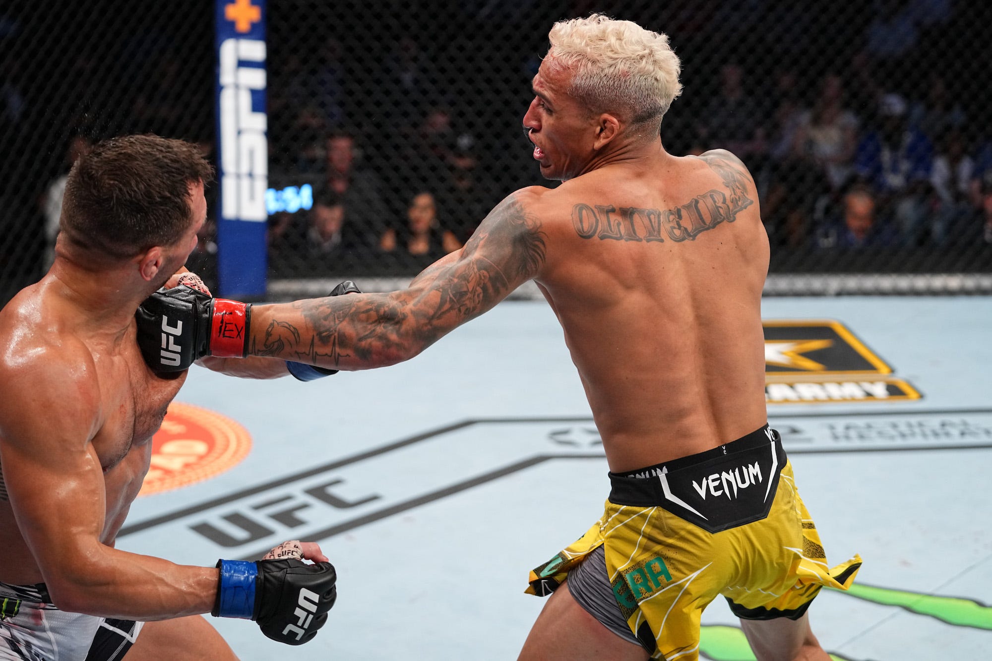 Charles Oliveira wins UFC title