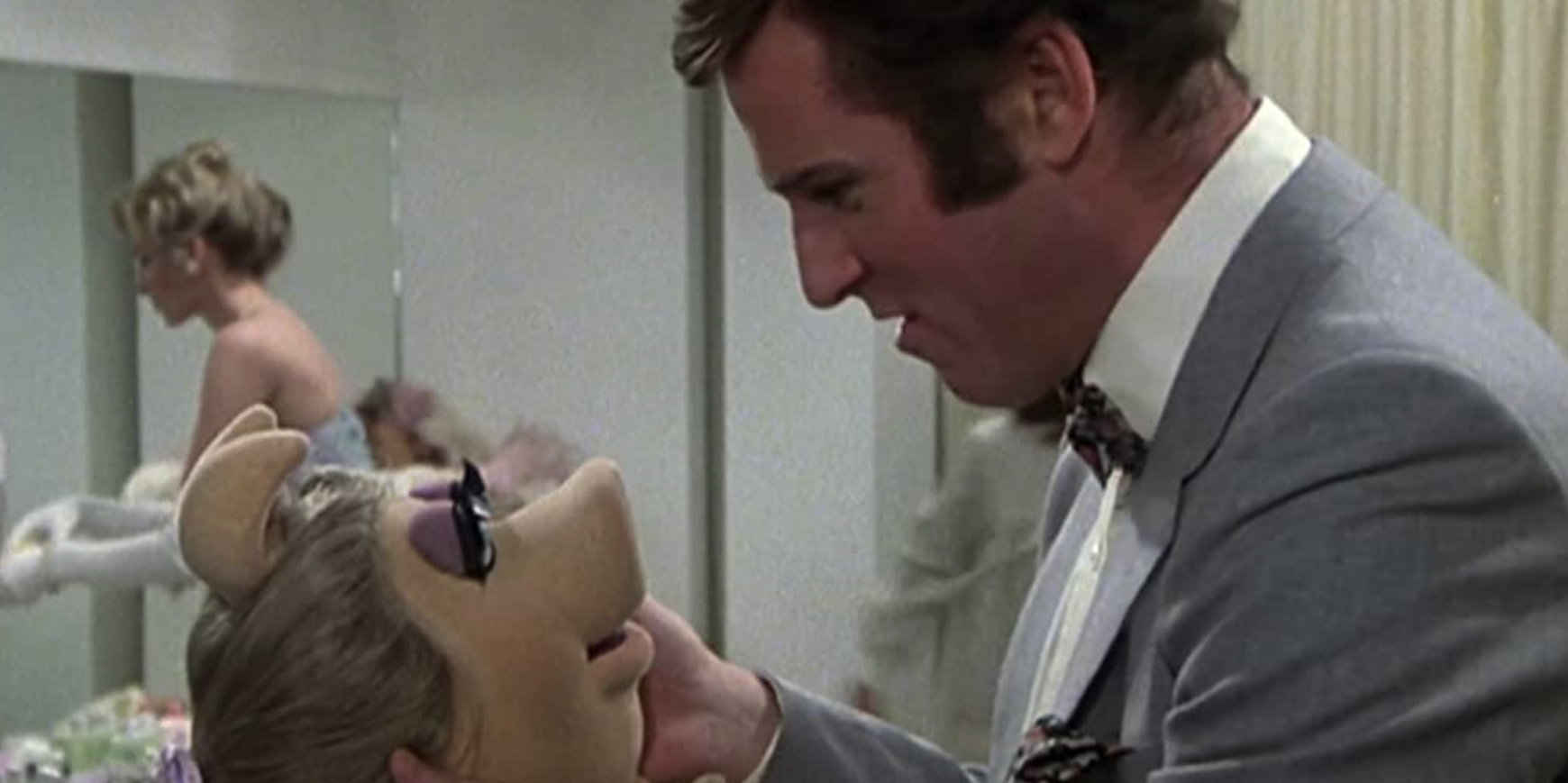 Charles Grodin with Miss Piggy in “The Great Muppet Caper."