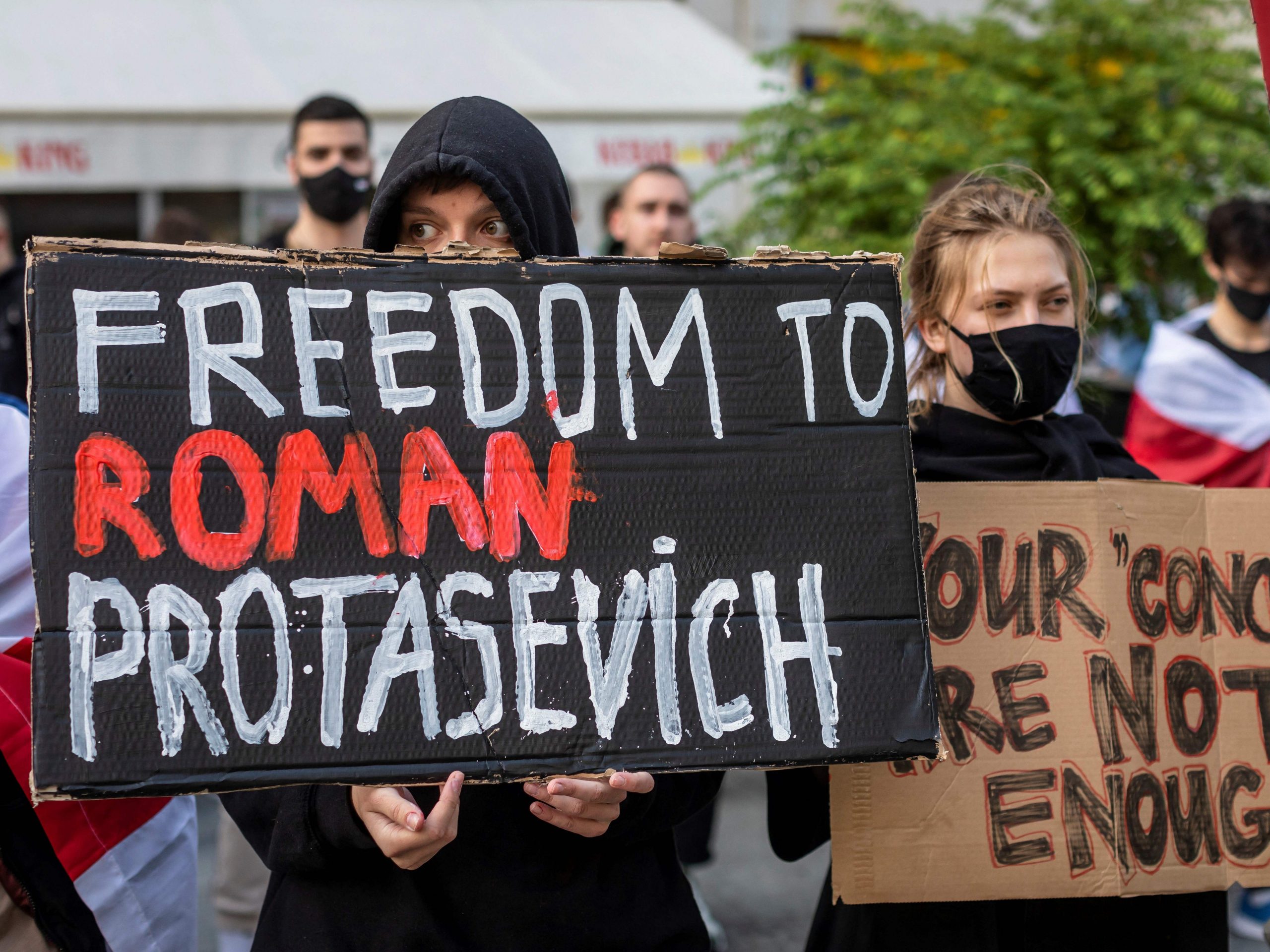Protestors in Poland demand the release of Belarusian dissident Roman Protasevich.