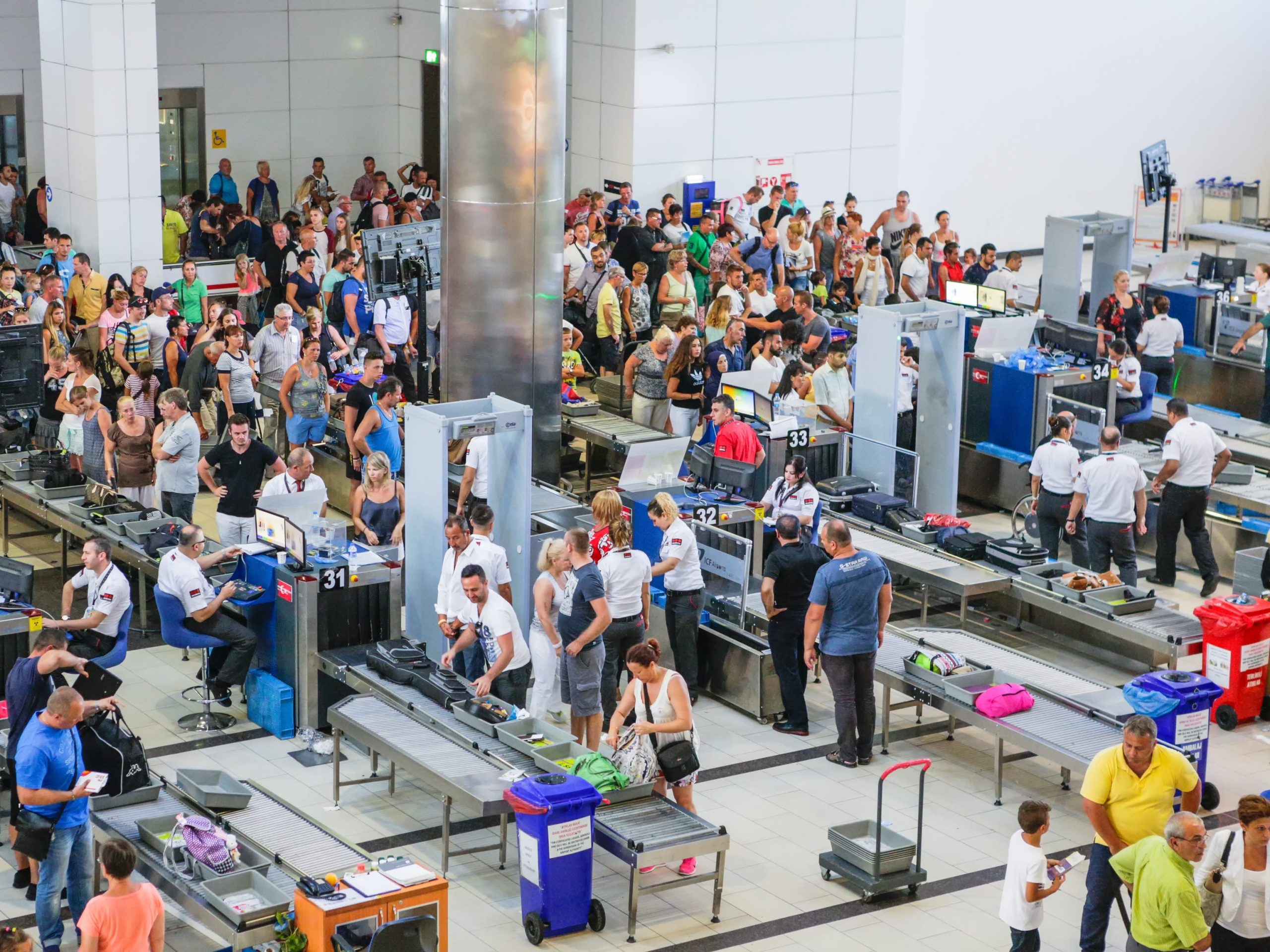 airport security crowds