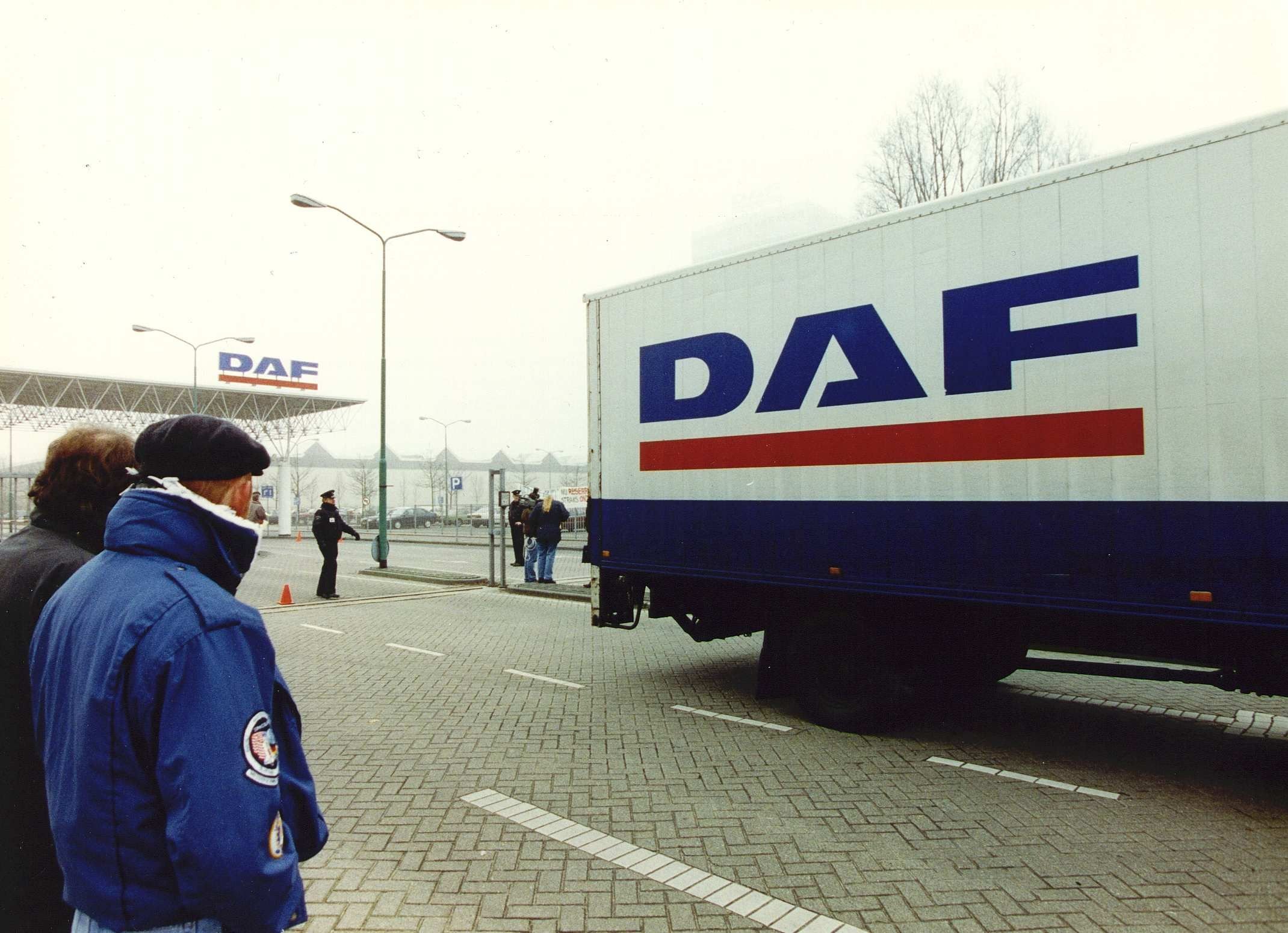 Werknemers van DAF bij de toegangspoort nadat het autoconcern in 1993 uitstel van betaling had aangevraagd. Foto: ANP