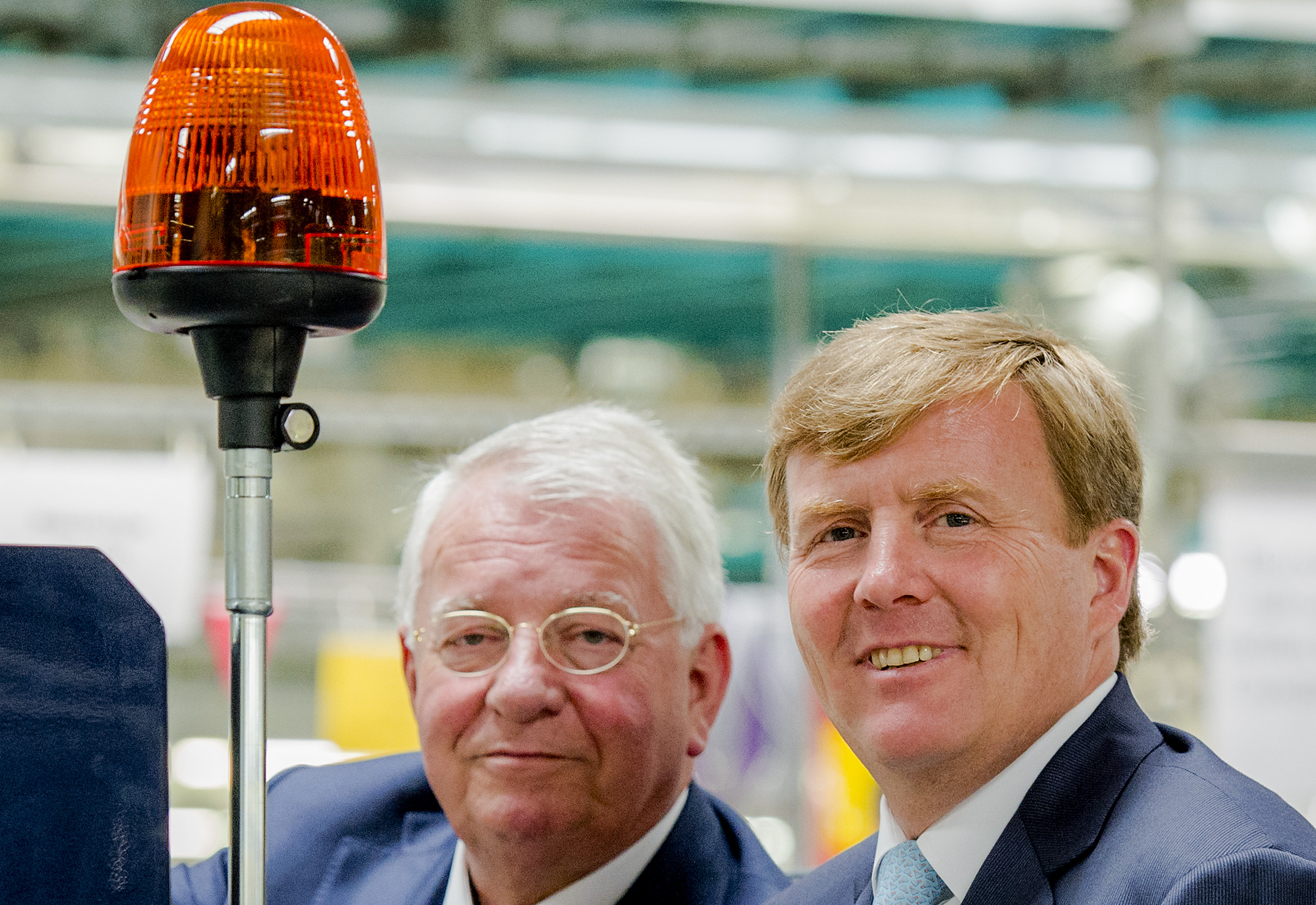 Wim van der Leegte in 2014 met Koning Willem-Alexander. Foto: ANP/Robin van Lonkhuijsen