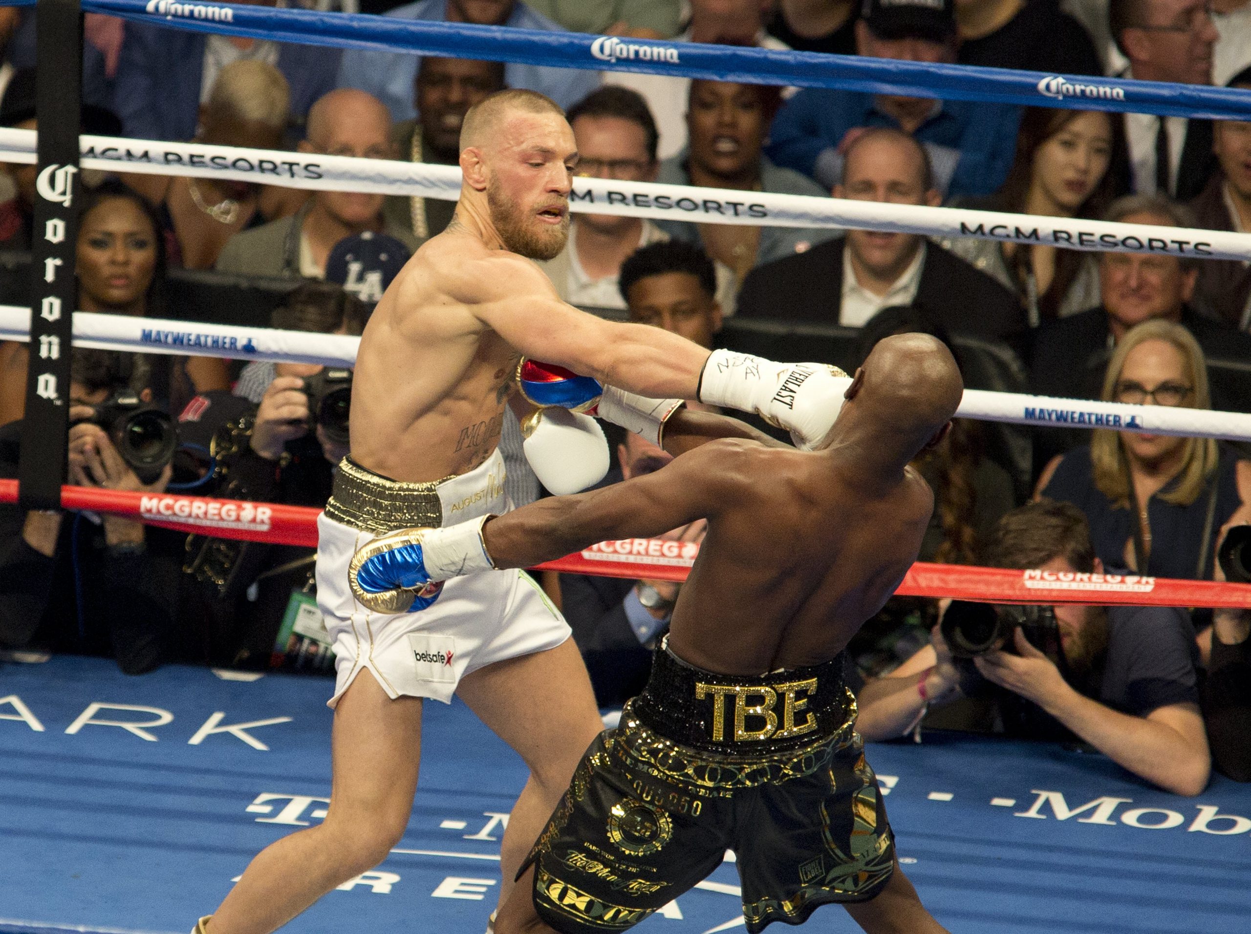 Conor McGregor tijdens een gevecht met Floyd Mayweather in 2017. Foto EPA/Armando Arorizo