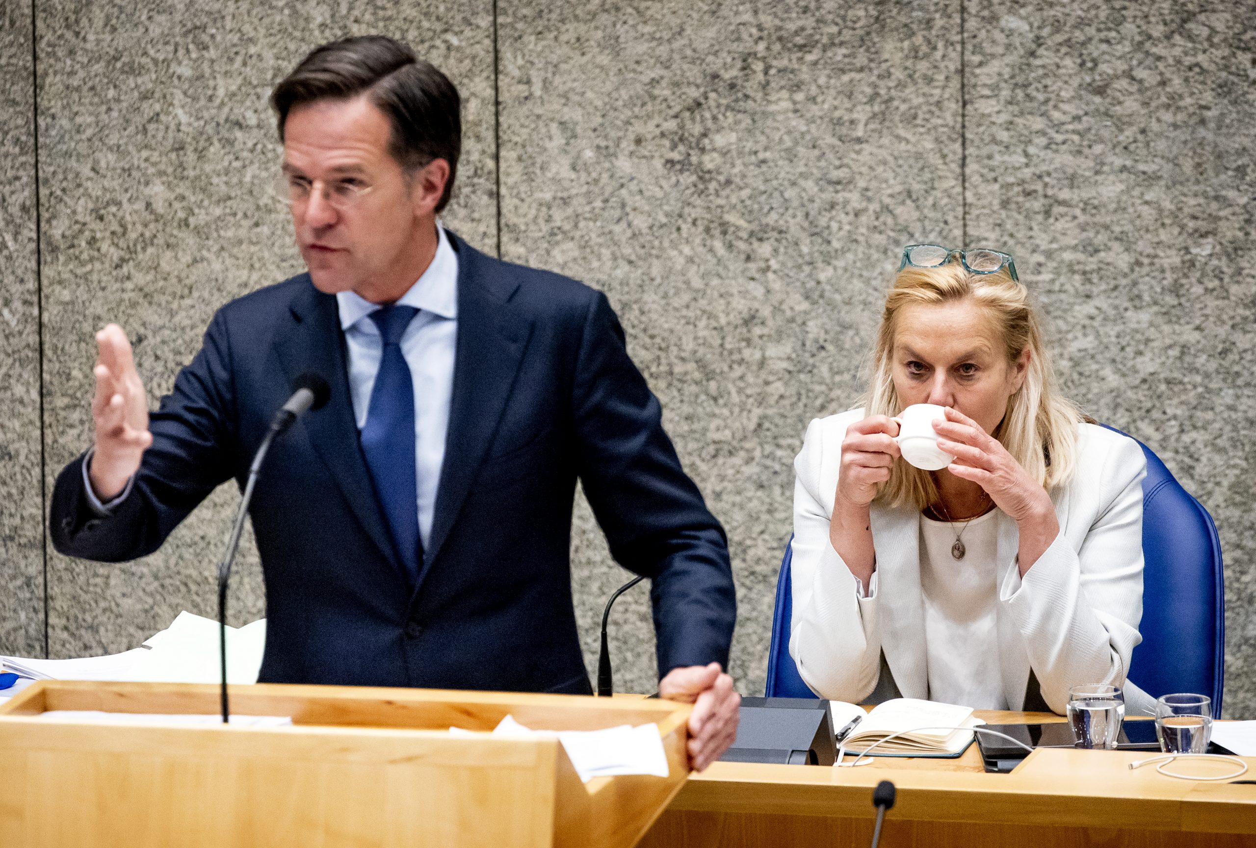 Demissionair premier Mark Rutte tijdens een debat in de Tweede Kamer met achter hem D66-leider Sigrid Kaag. Foto: ANP/Sem van der Wal