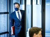 Demissionair minister Hugo de Jonge (Volksgezondheid, Welzijn en Sport) arriveert bij de Troelstrazaal voor het wetgevingsoverleg over de inzet van testbewijzen bij de bestrijding van het coronavirus.