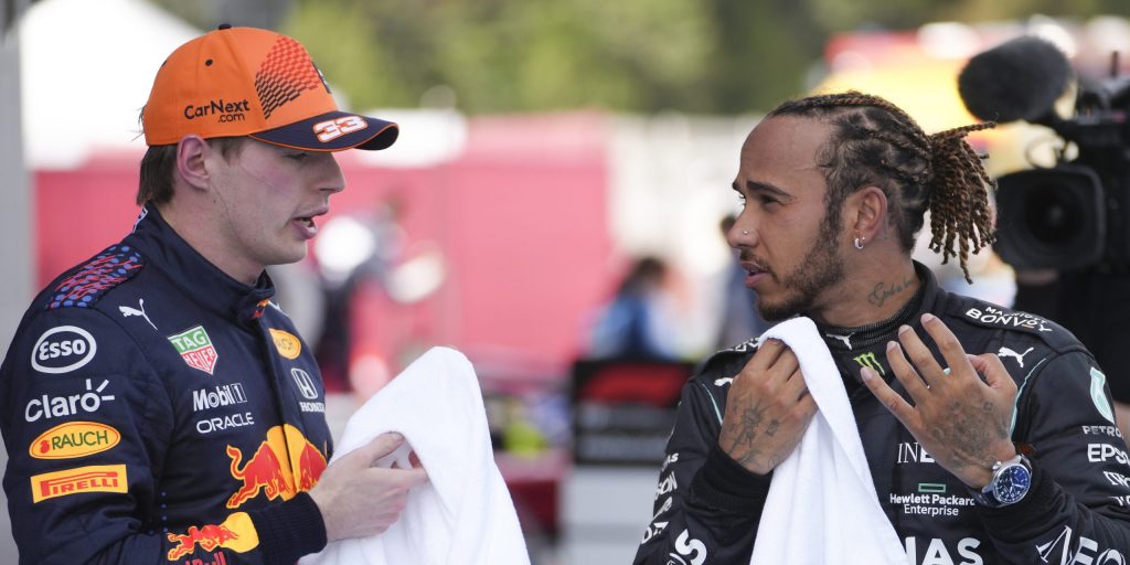 Meervoudig wereldkampioen Formule 1 Lewis Hamilton (rechts) met zijn grote Nederlandse uitdager Max Verstappen.