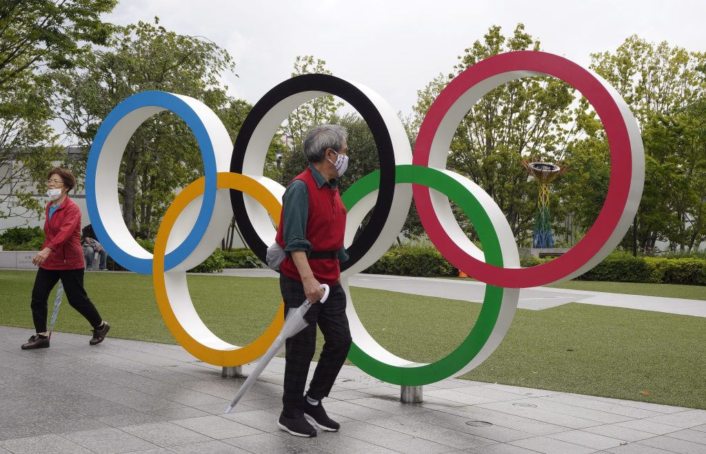 Bezoekers lopen langs de Olympische ringen bij het hoofdkantoor van het Japanse Olympische Comité in Tokio.