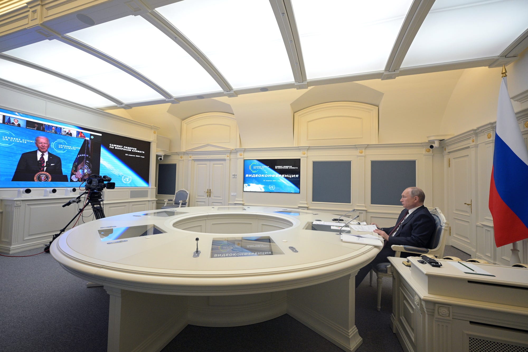 De Russische president Vladimir Poetin en de Amerikaanse president Joe Biden tijdens een virtuele klimaattop. Foto: Sputnik/Alexei Druzhinin/Kremlin via Reuters