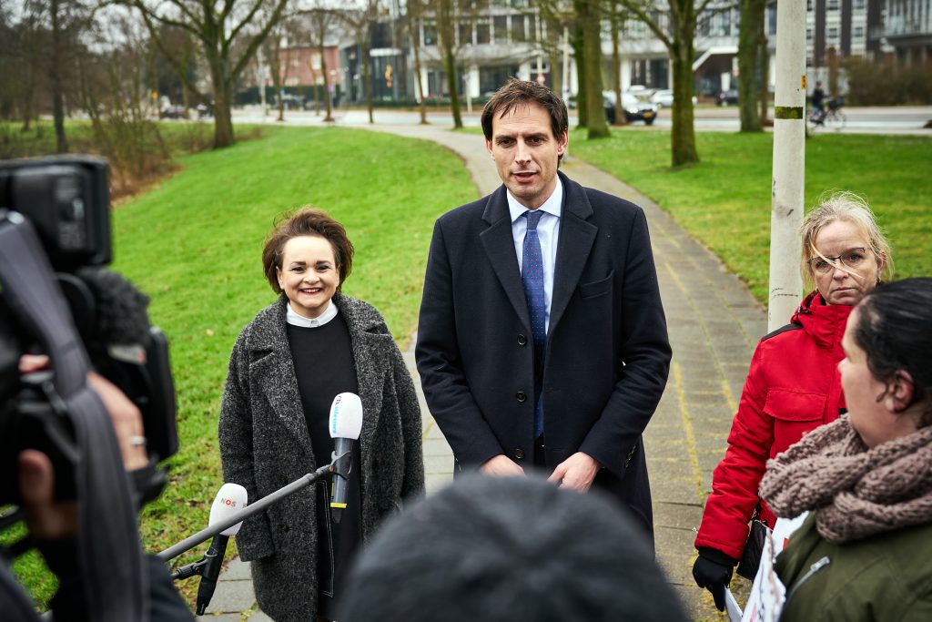 Minister Alexandra van Huffelen en minister Wopke Hoekstra spraken in februari bij het Catshuis met gedupeerde ouders van de toeslagenaffaire.
