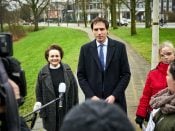 Minister Alexandra van Huffelen en minister Wopke Hoekstra spraken in februari bij het Catshuis met gedupeerde ouders van de toeslagenaffaire.