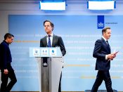 Mark Rutte en Hugo de Jonge tijdens de coronapersconferentie op 28 mei.
