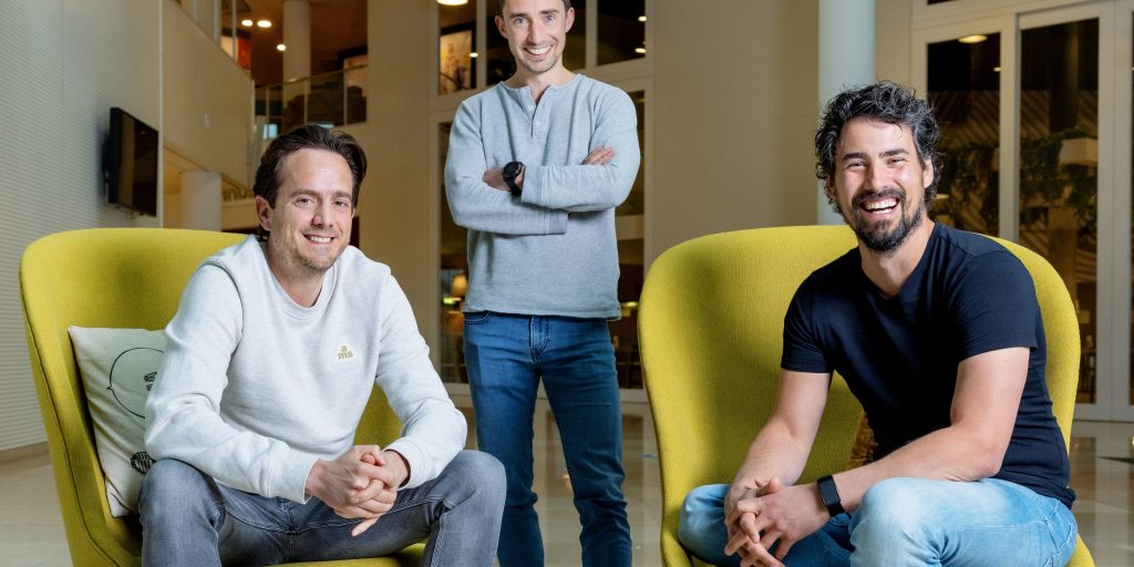 Links Marco Coninx van keukenwebshop AMCO, naast Demian Beenakker (midden) en Bas Urlings van Dwarfs.
