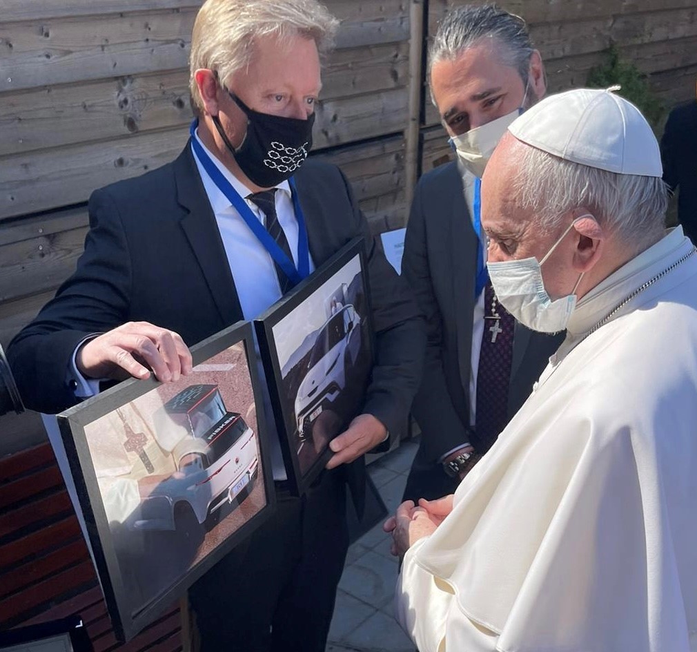 Henrik Fisker presenteert zijn plannen aan paus Franciscus. Foto: Fisker