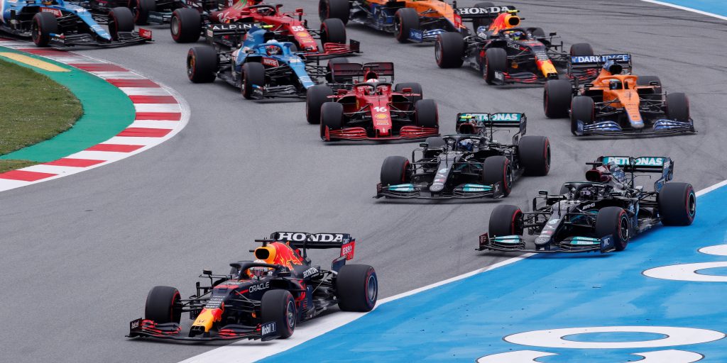Max Verstappen gaat aan de leiding van de start van de GP van Spanje in 2021.
