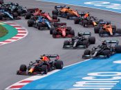 Max Verstappen gaat aan de leiding van de start van de GP van Spanje in 2021.