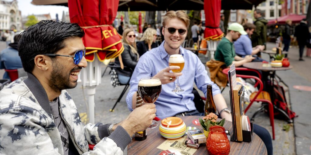 Terrasgangers op de Neude in Utrecht.